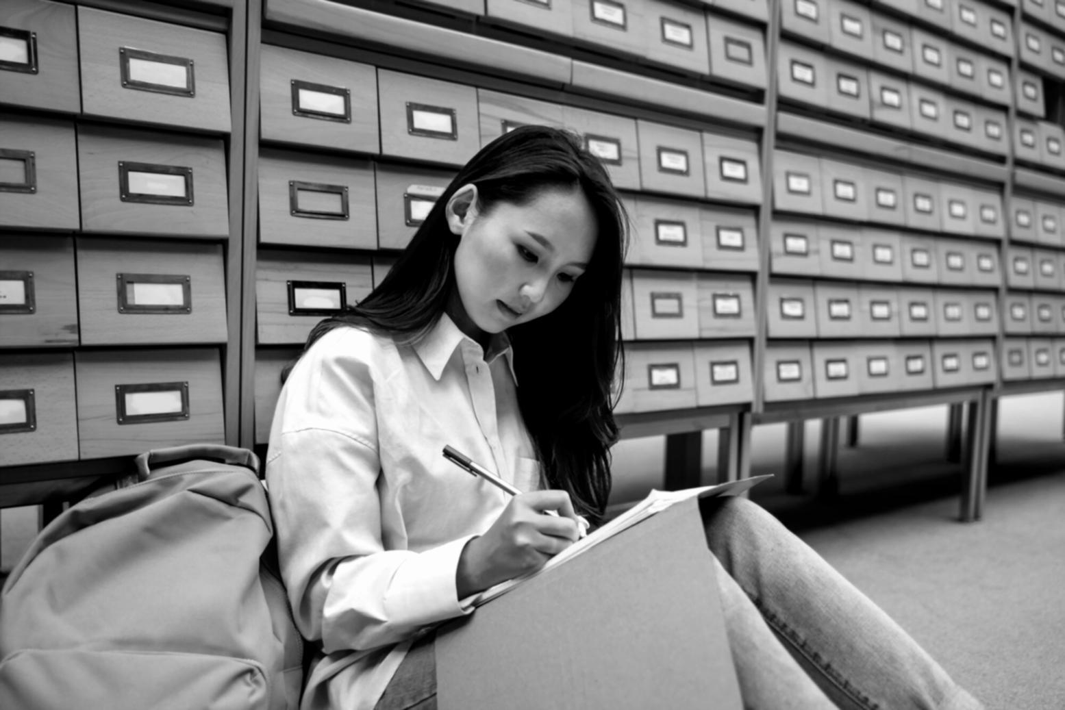 Professionnels analysant des données financières complexes sur plusieurs écrans