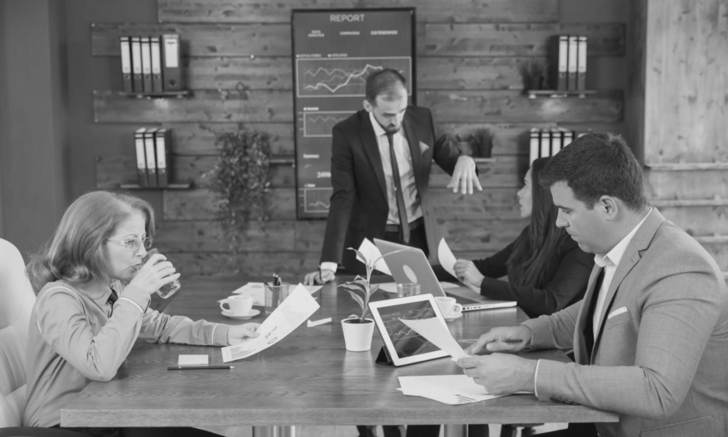 Bureau moderne avec outils financiers numériques et technologies innovantes pour entreprises
